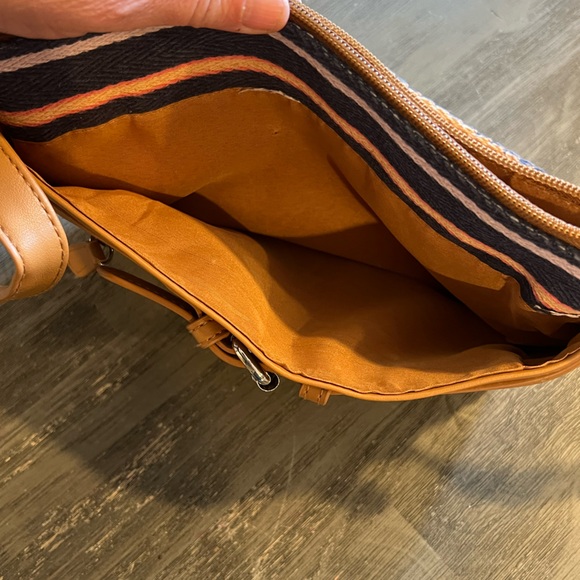 Multicolor canvas textured crossbody purse, adjustable strap, lots of pockets - Picture 5 of 8